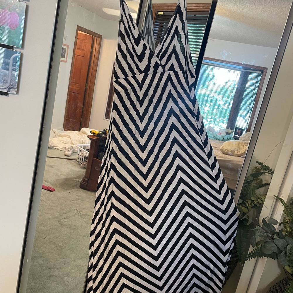 Cute, Comfy XL Long Black & White maxi dress. Runs slightly large.